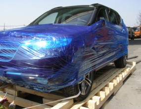 승용차 포장작업에 중요한 부분은 당연히 승용차가 조금이라도 훼손되지 않는 것이 우선이지요.혹시라도 스크레치가 나지 않도록 주의해서 작업을 해야 하며,&nbsp;운반 시에도 바퀴로 인한 움직임이나 이탈이 생기지 않도록 단단히 고정을 하여야 합니다.~^^&nbsp; &nbsp;&nbsp;